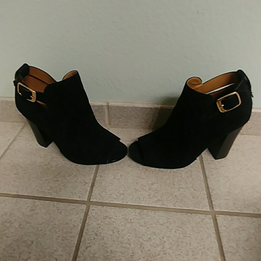 Peep toe velvet Bamboo pumps with gold buckle.